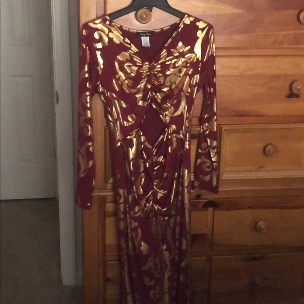 Pretty in  burgundy and gold  👗 long silky dress